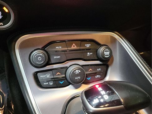 Used 2020 Dodge Challenger SXT image 18