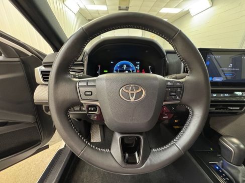 Used 2025 Toyota Camry SE image 28