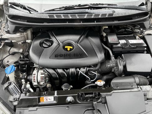 Used 2015 Hyundai Elantra SE image 18