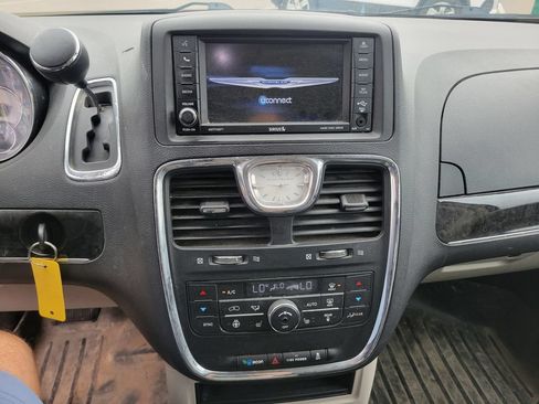 Used 2014 Chrysler Town & Country Touring w/ Driver Convenience Group FWD image 19