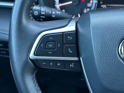 Used 2024 Toyota Highlander LE image 27