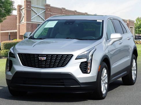Used 2022 Cadillac XT4 Luxury w/ Cold Weather Package FWD image 4