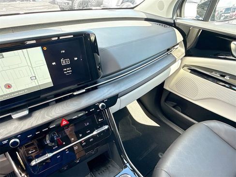 Used 2024 Kia Carnival EX image 24