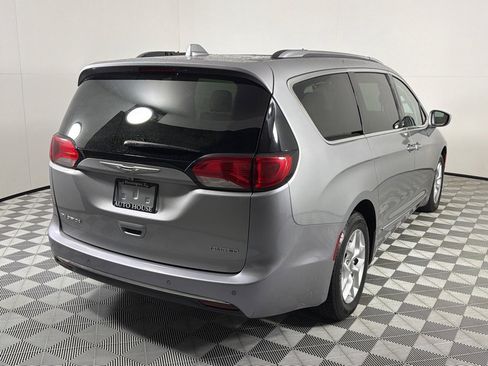 Used 2017 Chrysler Pacifica Limited FWD image 5