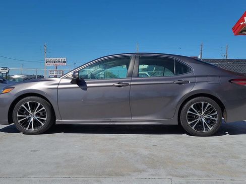 Used 2019 Toyota Camry SE image 2