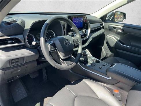 Certified 2025 Toyota Highlander XLE image 9