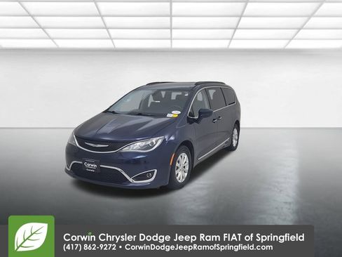 Used 2017 Chrysler Pacifica Touring-L image 6