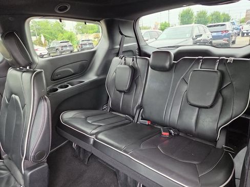 Used 2025 Chrysler Pacifica Limited FWD image 28