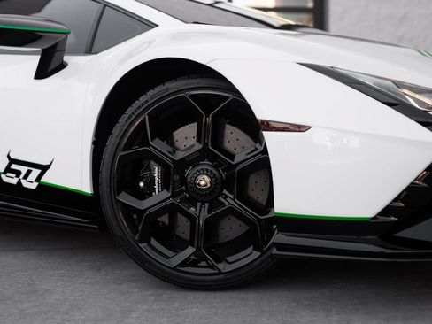 Used 2023 Lamborghini Huracan Tecnica RWD image 2