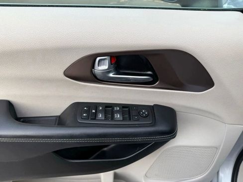Used 2023 Chrysler Voyager LX image 26