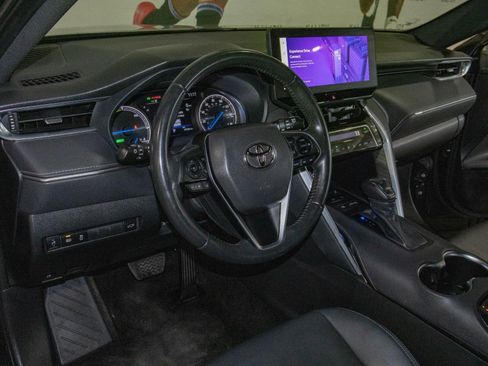 Used 2023 Toyota Venza XLE image 5