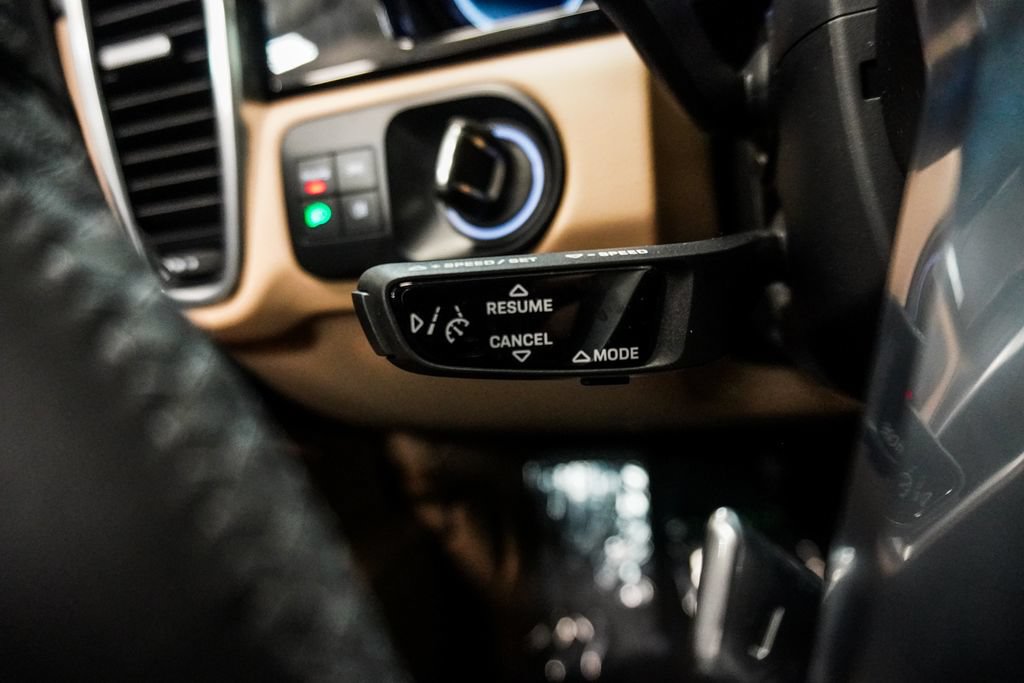 Used 2023 Porsche Cayenne AWD/4WD image 22