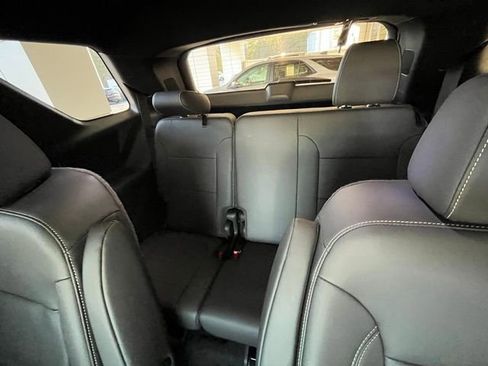 Used 2023 Chevrolet Traverse LT image 16