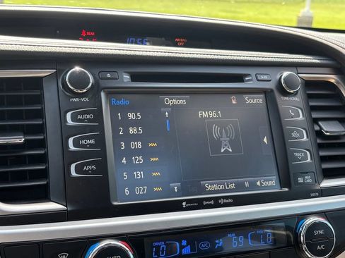 Used 2017 Toyota Highlander XLE FWD image 10