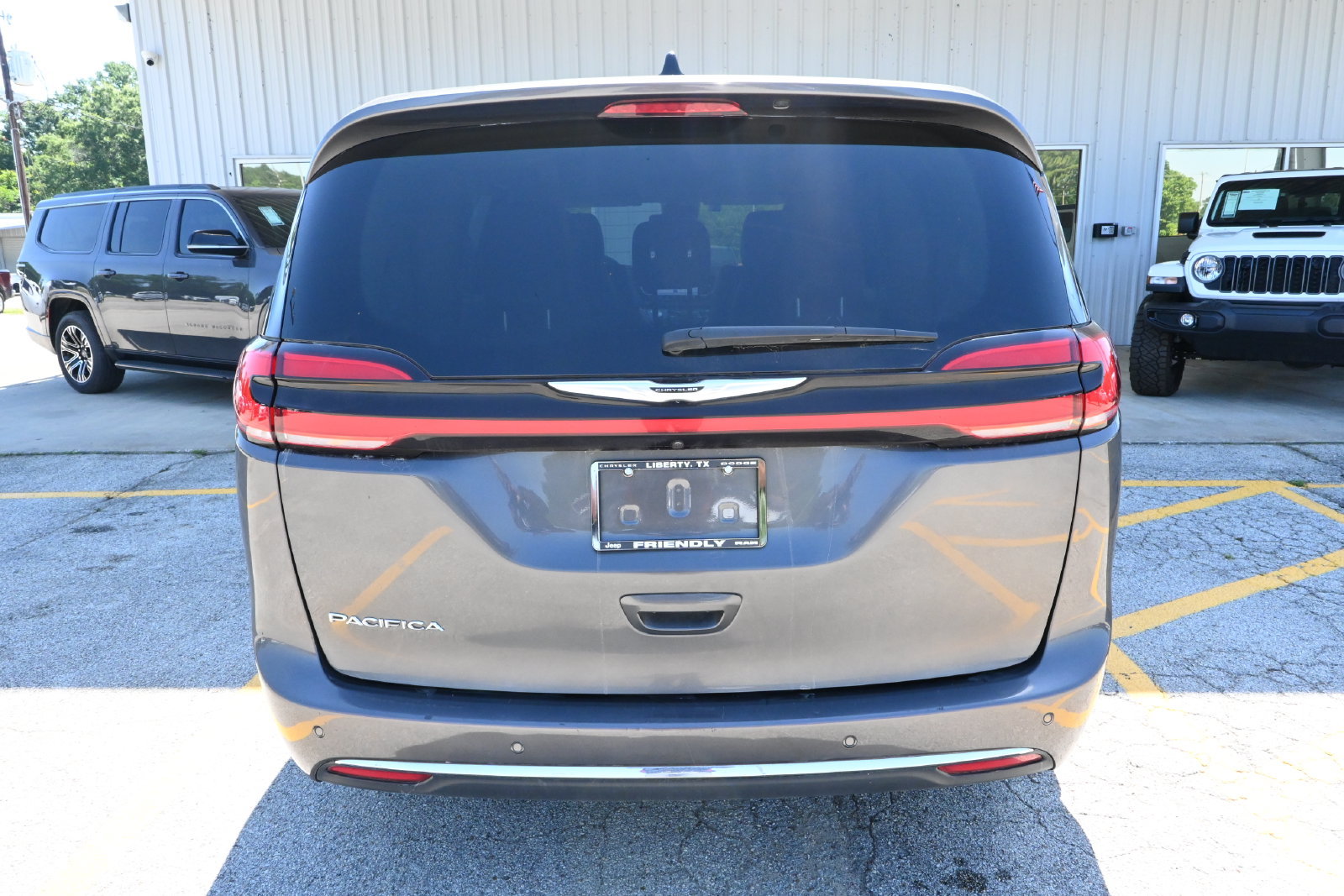 Used 2023 Chrysler Pacifica Touring-L FWD image 31