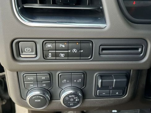 Used 2023 GMC Yukon XL SLT w/ SLT Luxury Package image 18