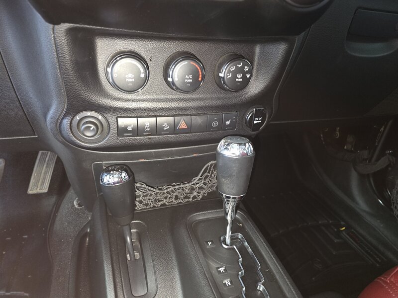 Used 2013 Jeep Wrangler Unlimited Rubicon AWD/4WD image 20