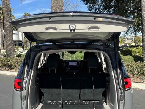 Used 2022 Chrysler Pacifica Touring-L image 75