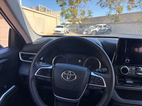 Used 2025 Toyota Highlander LE image 35