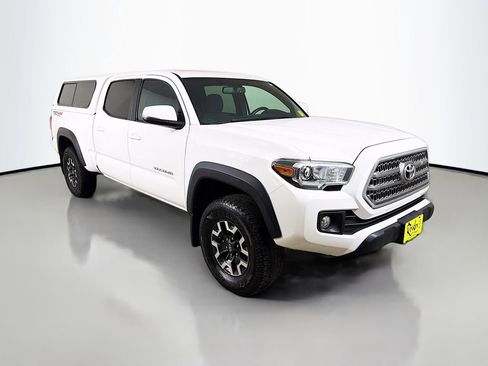 Used 2017 Toyota Tacoma TRD Off-Road image 4