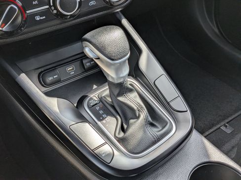 Used 2025 Kia Soul LX w/ LX Technology Package FWD image 25