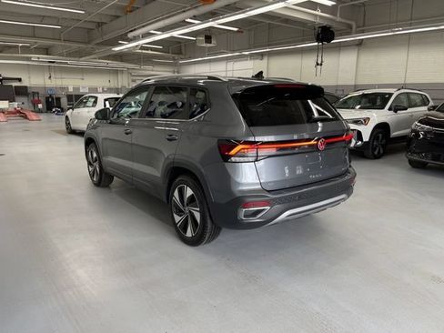 Used 2025 Volkswagen Taos SE AWD/4WD image 2