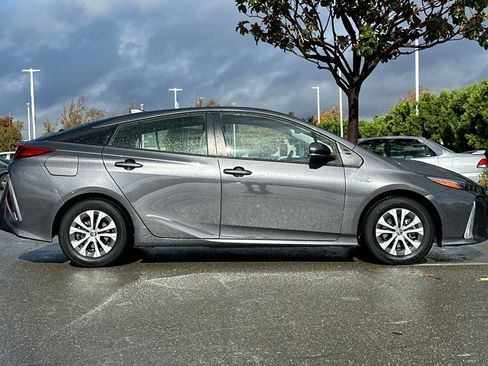 Used 2022 Toyota Prius Prime XLE image 3