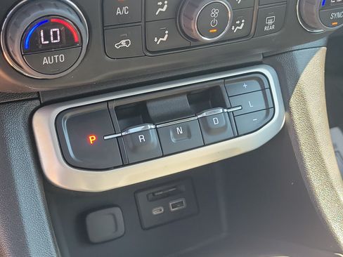 Used 2023 GMC Acadia SLT w/ Elevation Edition FWD image 29