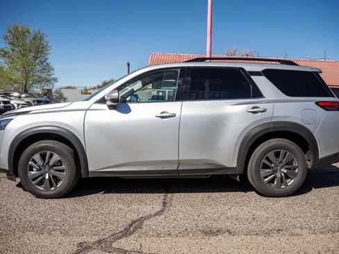 Used 2025 Nissan Pathfinder SV image 8