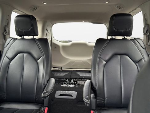 Certified 2023 Chrysler Pacifica Touring-L image 16