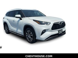 Used 2022 Toyota Highlander XLE FWD video 1