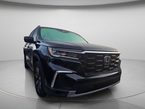 Used 2024 Honda Pilot Touring image 3