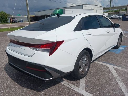 Used 2025 Hyundai Elantra SE FWD image 3