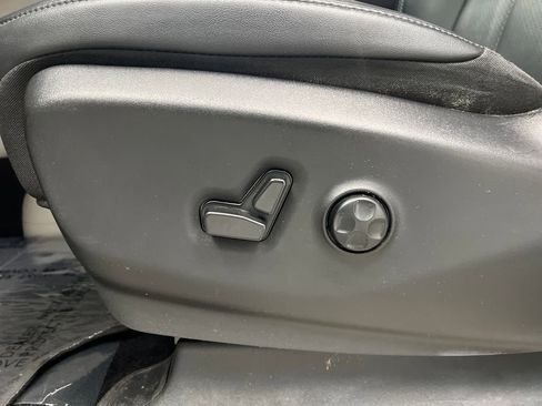 Used 2024 Chrysler Pacifica Touring-L image 10