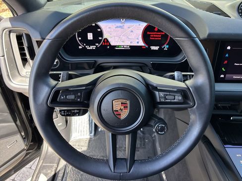 Used 2025 Porsche Cayenne E-Hybrid Coupe image 31