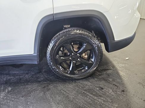 Used 2023 Jeep Grand Cherokee Limited w/ Black Appearance Package AWD/4WD image 33