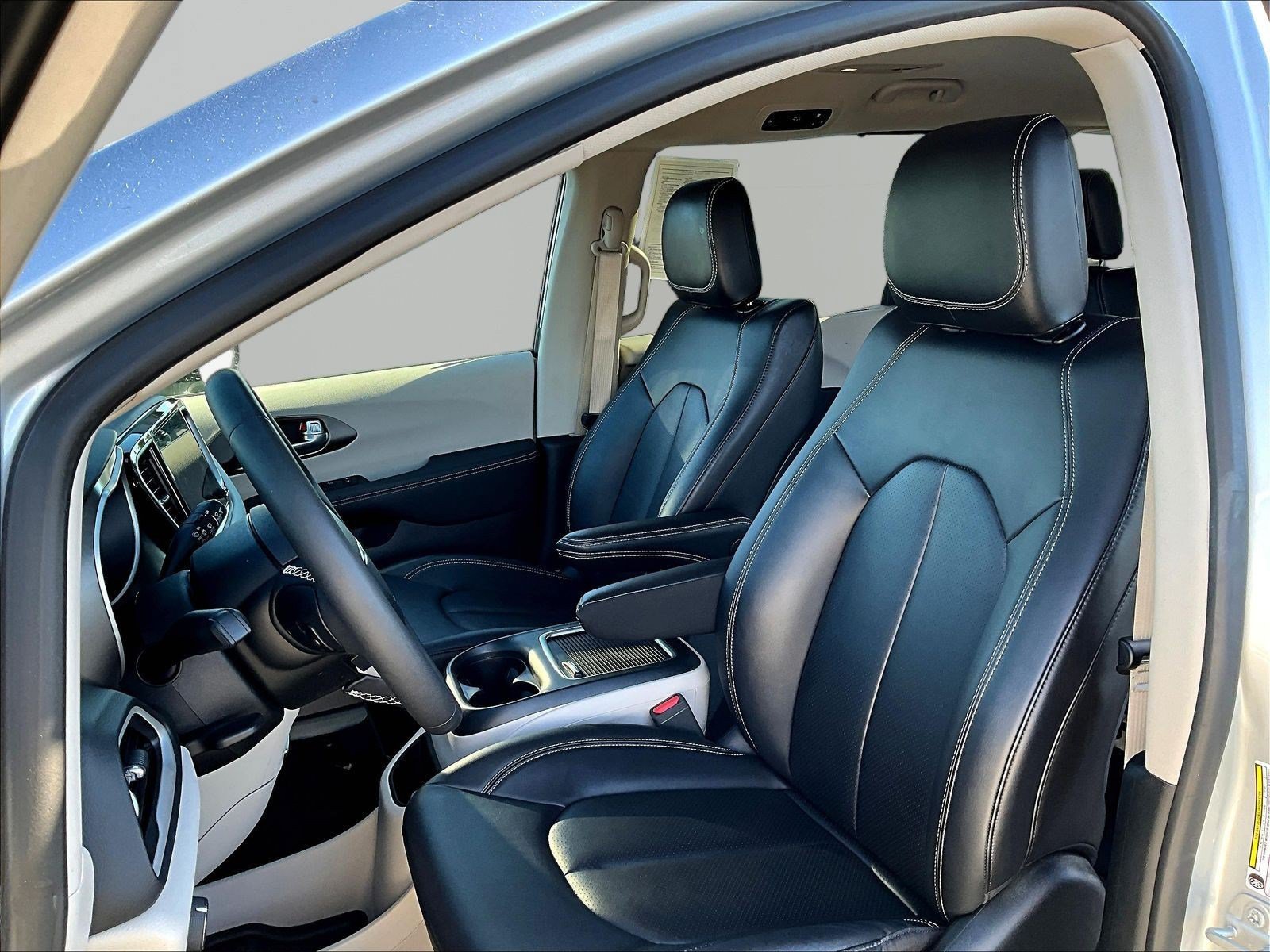 Used 2024 Chrysler Pacifica Touring-L FWD image 20