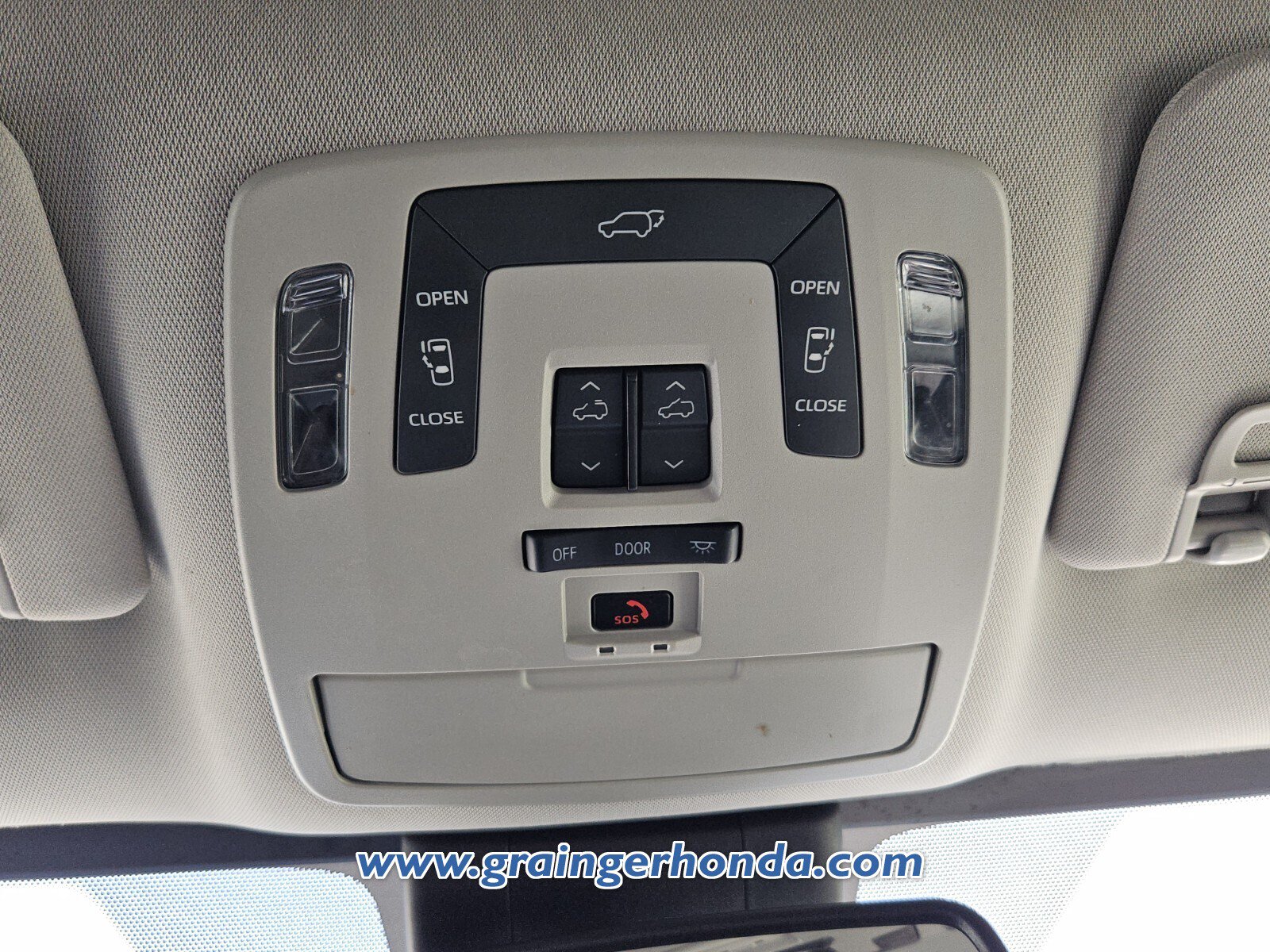 Used 2024 Toyota Sienna XLE w/ XLE Plus Package FWD image 19