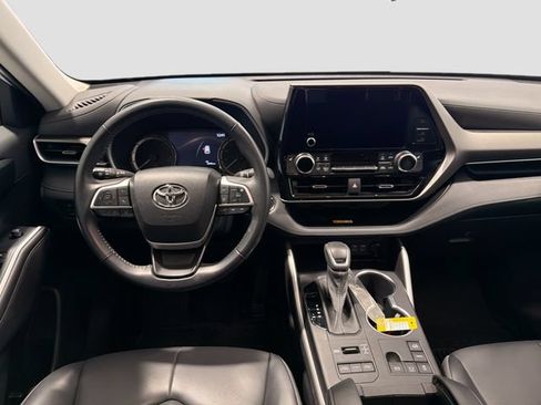 Used 2023 Toyota Highlander XLE AWD/4WD image 19