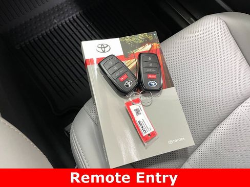 Used 2024 Toyota Venza Limited image 9