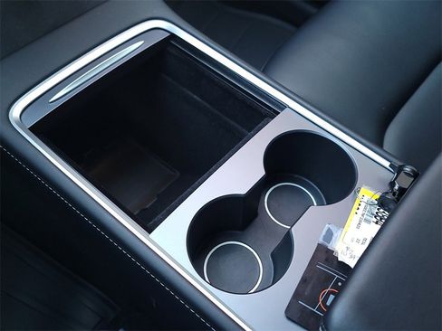 Used 2022 Tesla Model Y Long Range image 16