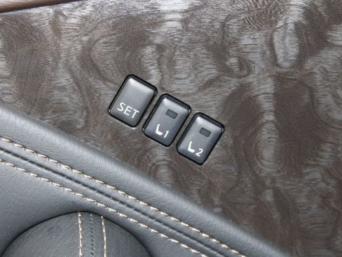 Used 2024 Nissan Armada Platinum w/ Captain's Chairs Package image 44