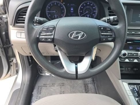 Used 2020 Hyundai Elantra SE FWD image 12