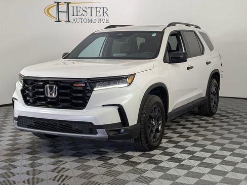 Used 2025 Honda Pilot TrailSport image 4