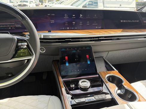 Used 2025 Cadillac Escalade Premium Luxury Platinum image 31