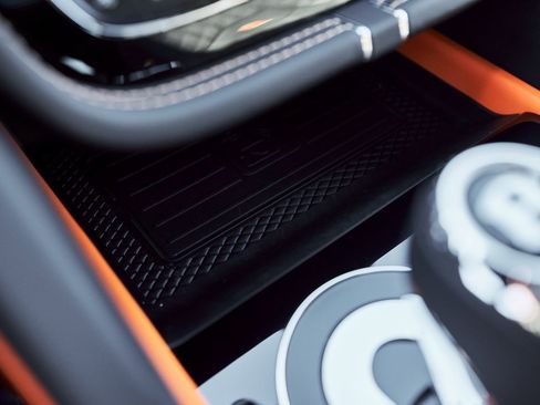 Used 2025 Bentley Bentayga image 72