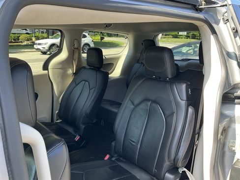 Used 2017 Chrysler Pacifica Touring-L FWD image 13