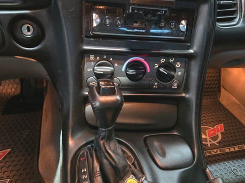 Used 2000 Chevrolet Corvette Coupe w/ Roof Pkg image 5