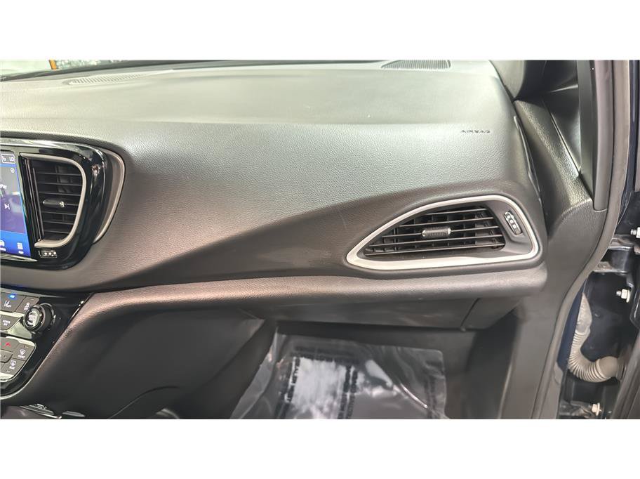 Used 2025 Chrysler Pacifica Select FWD image 29