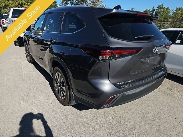 Used 2025 Toyota Highlander XLE AWD/4WD image 3